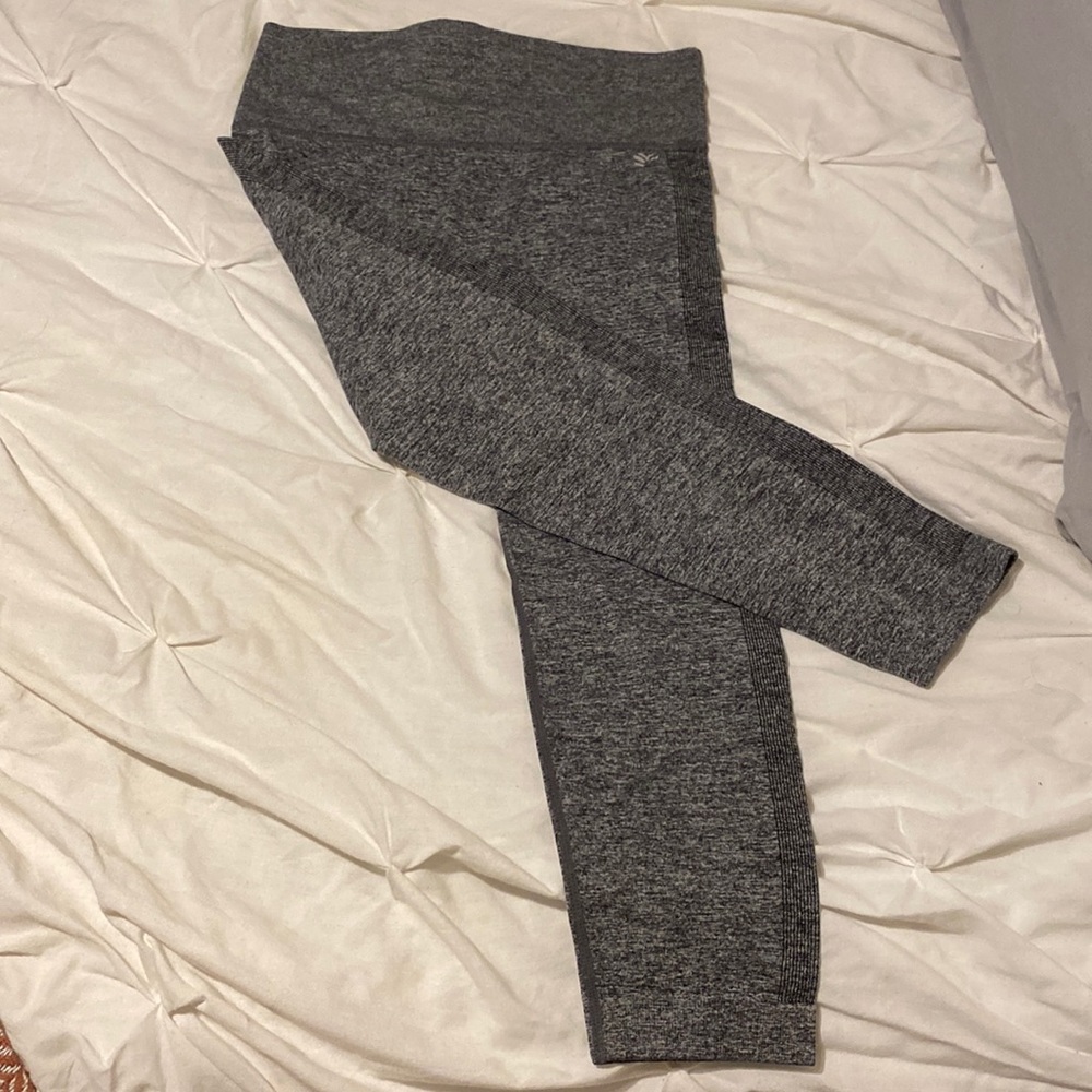 Forever 21 capri leggings!! size M